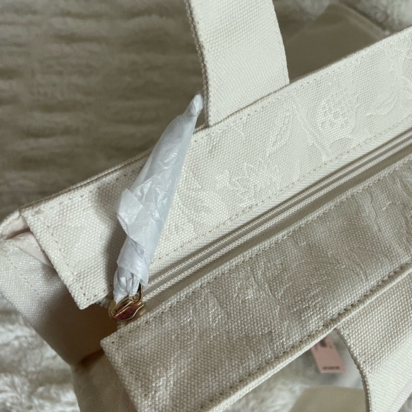 VICTORIA'S SECRET OFF WHITE BAG W/ PURPLE FLORAL SCARF NEW WITH TAGS "FLAW" - Picture 9 of 16